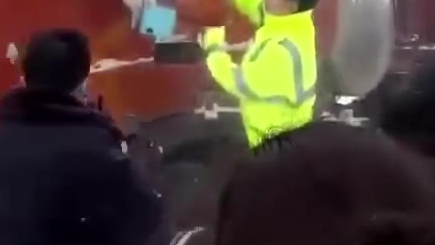 交警查车,围观者撒雪花